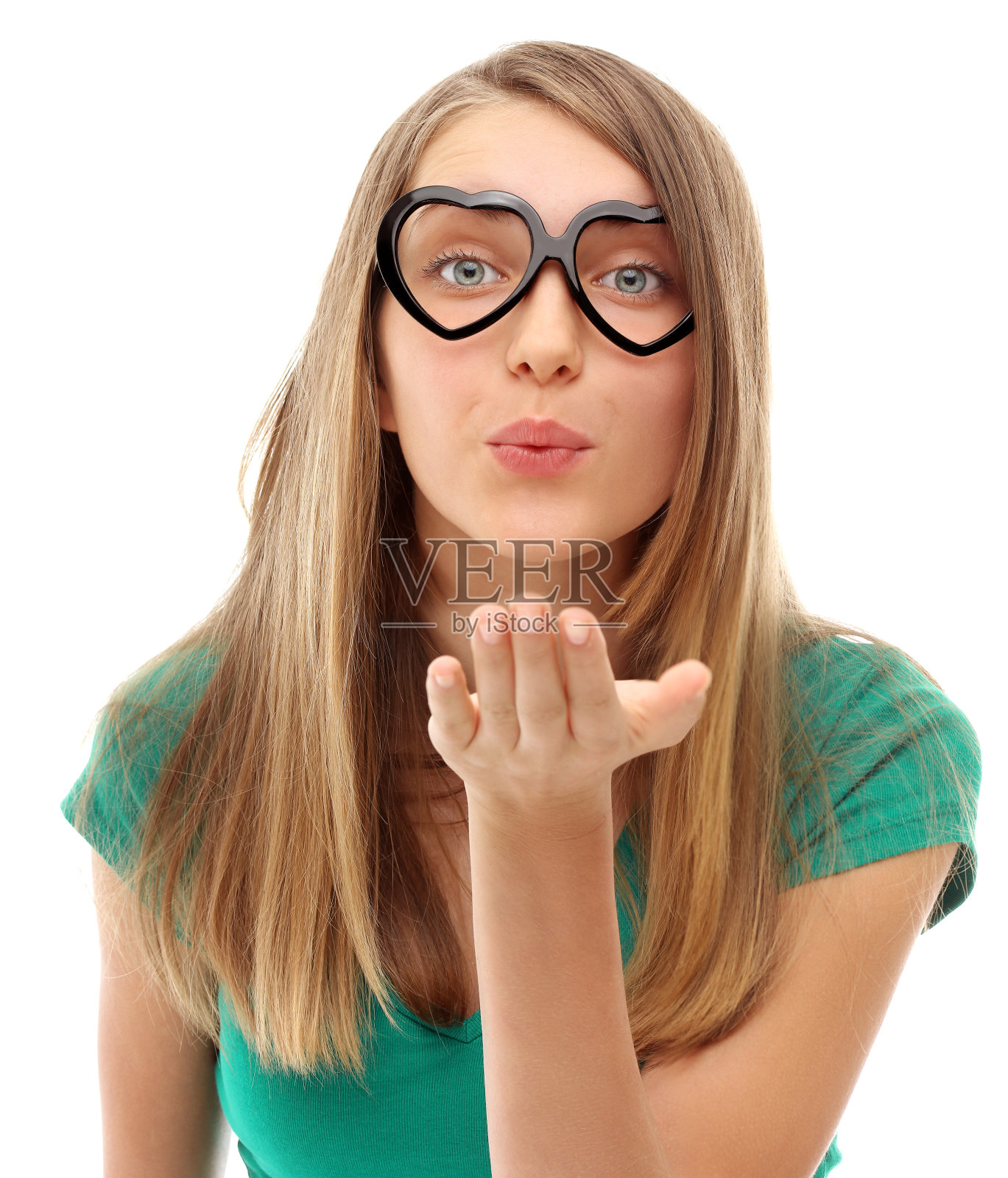 漂亮女孩的肖像，戴着心形眼镜照片摄影图片