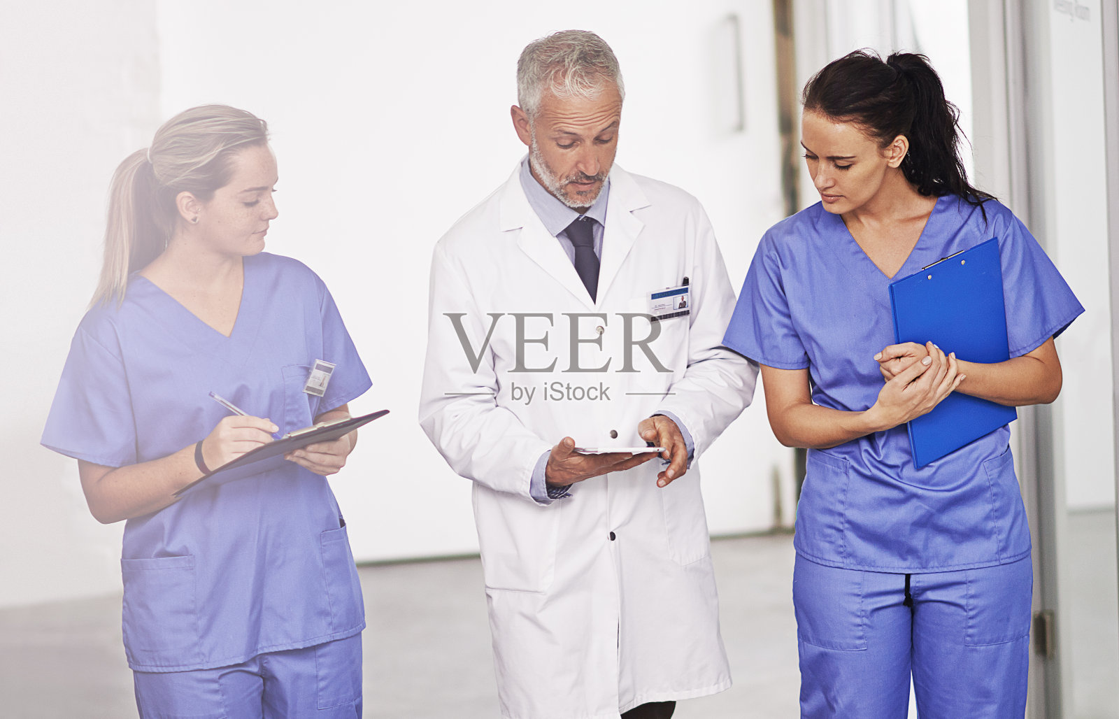 展示给他们看照片摄影图片