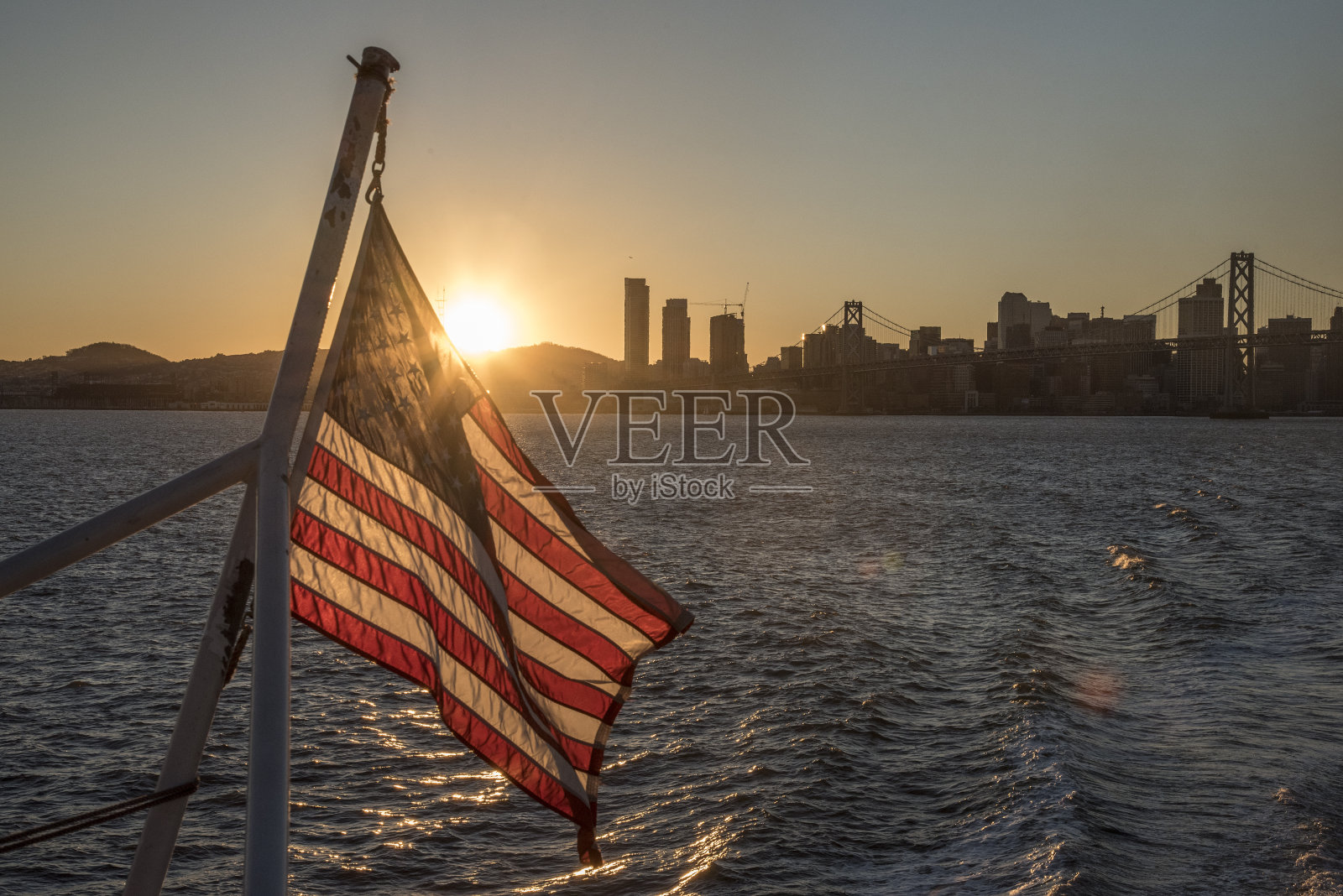 城市日落和旗帜照片摄影图片
