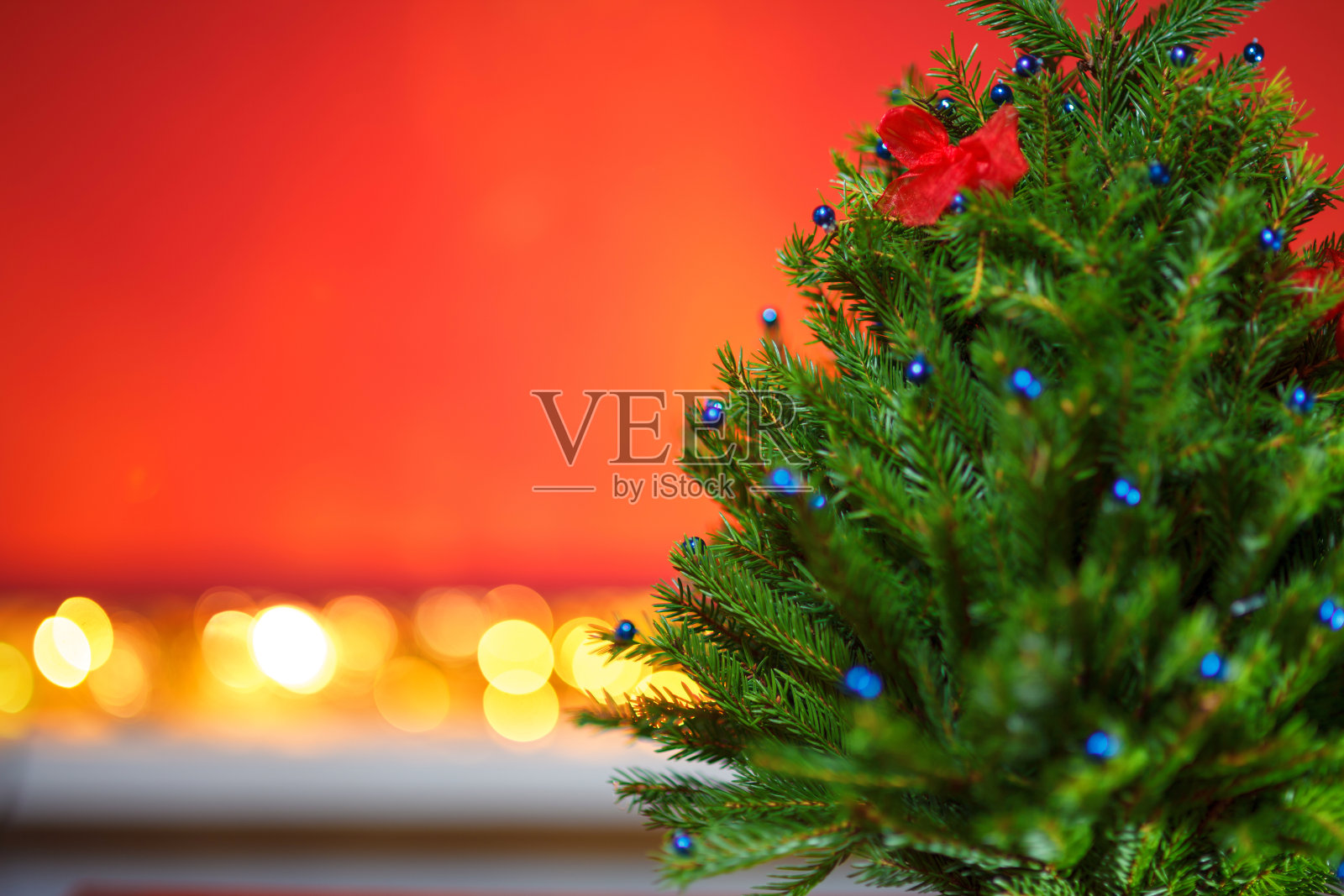 圣诞树和彩灯照片摄影图片