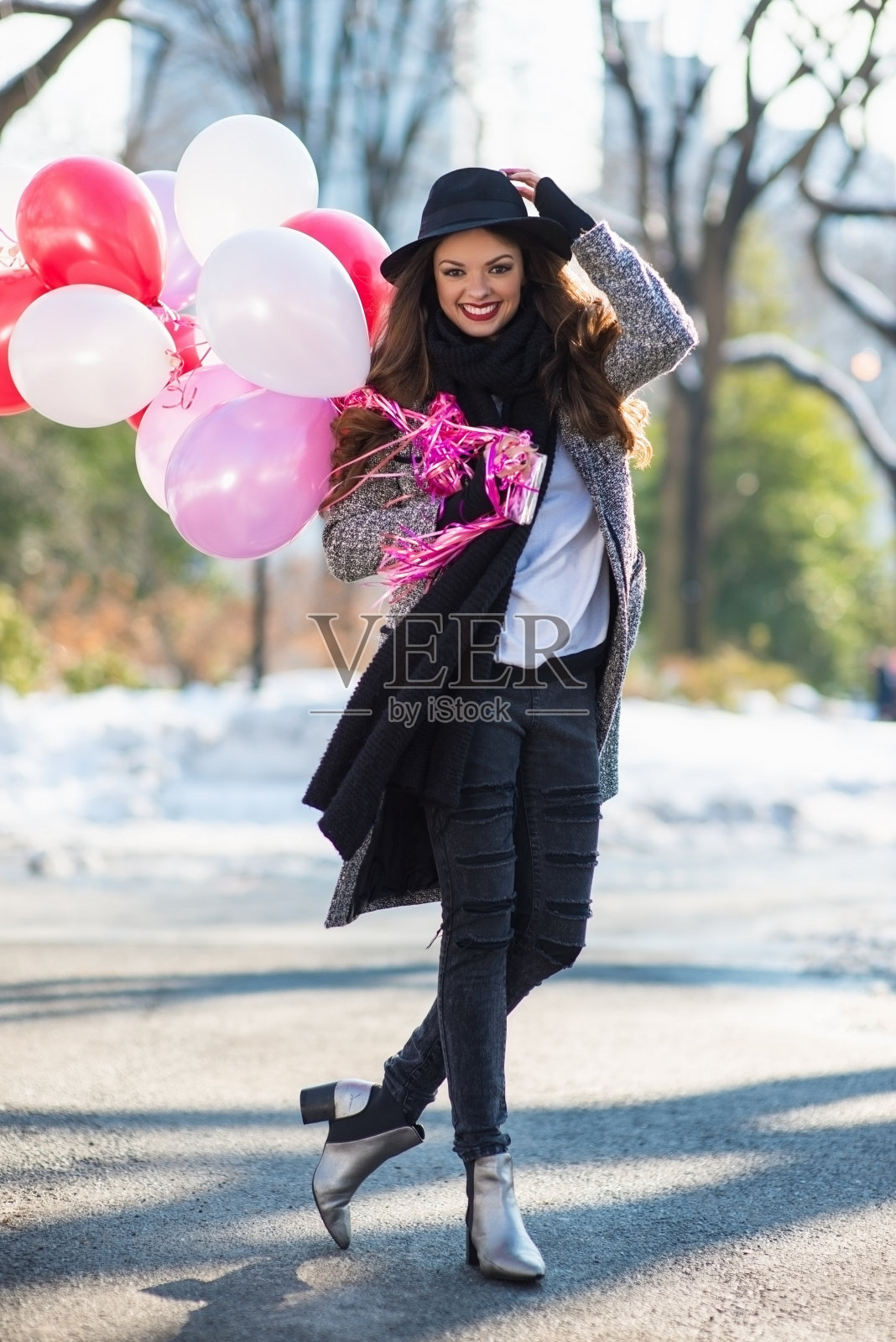与彩色气球合影的时尚年轻女人照片摄影图片