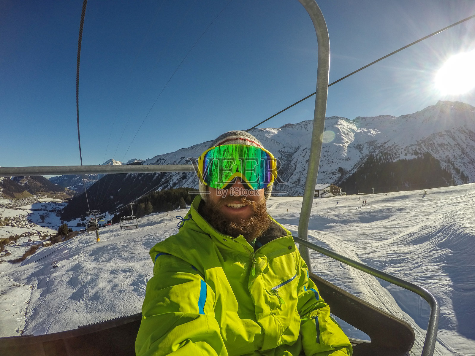 年轻男人在滑雪缆车上自拍照片摄影图片