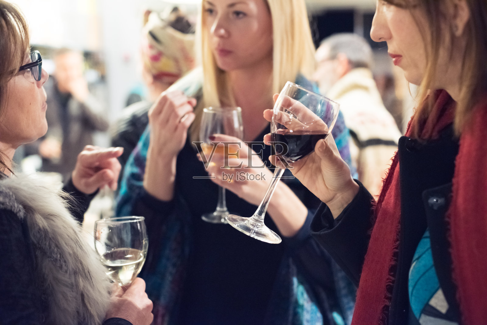 社交聚会上酒吧里的女人们的谈话照片摄影图片