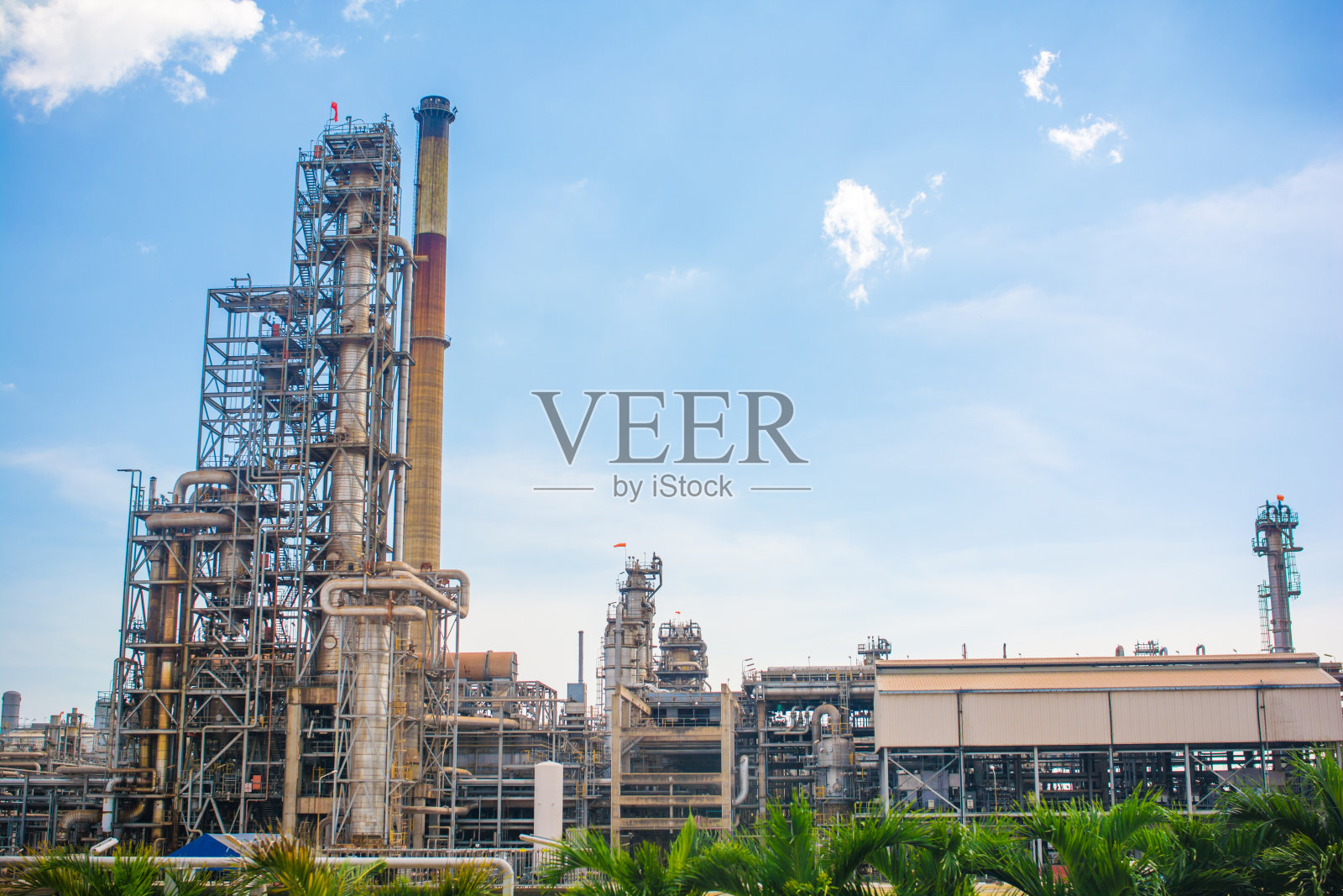 石化厂塔和炼油工业白天照片摄影图片