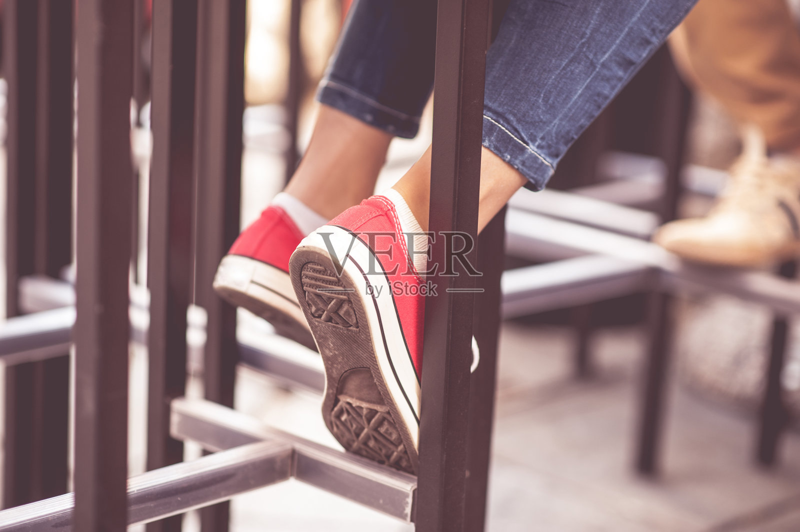 探索城市的年轻夫妇照片摄影图片