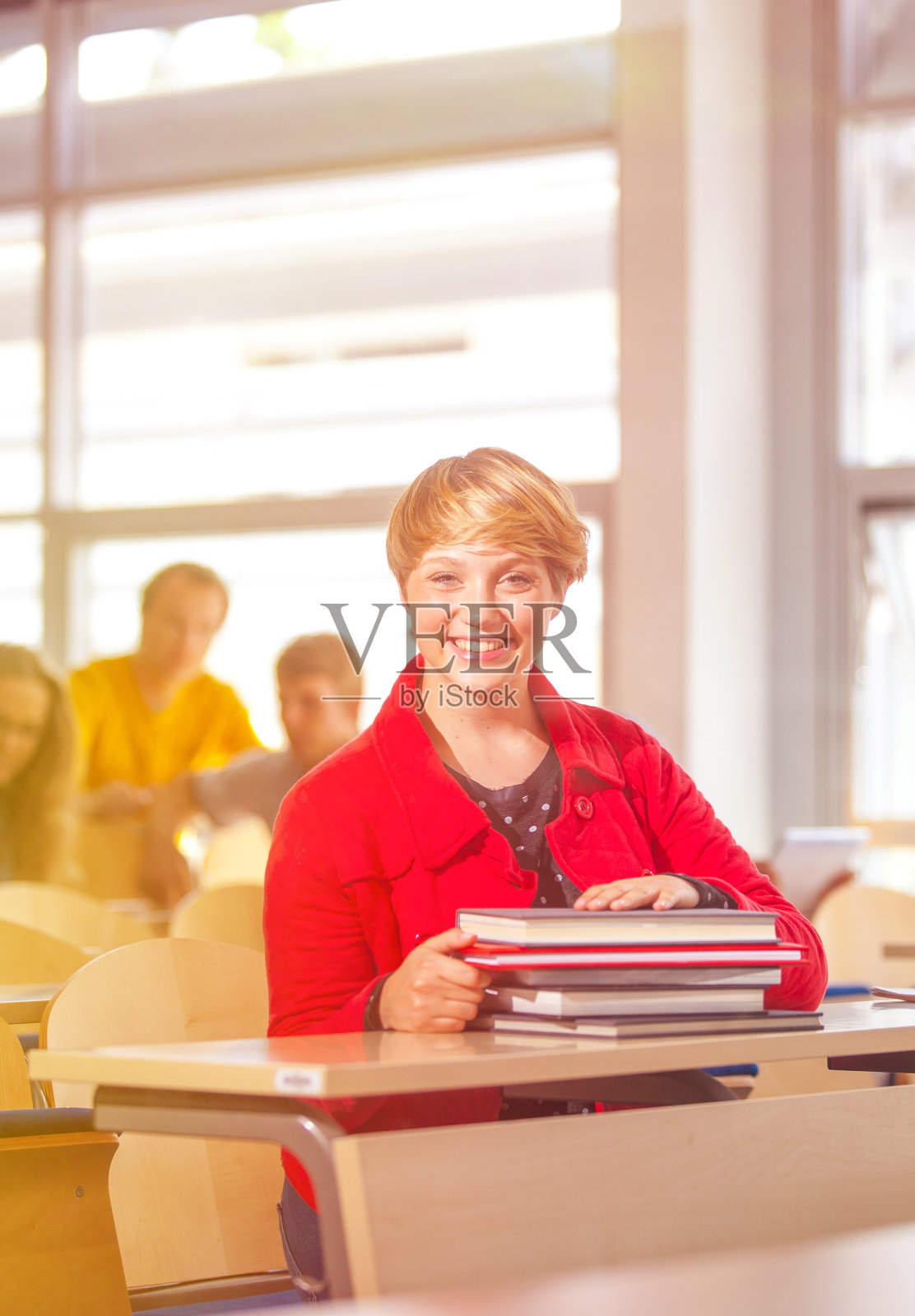 女学生在教室里照片摄影图片