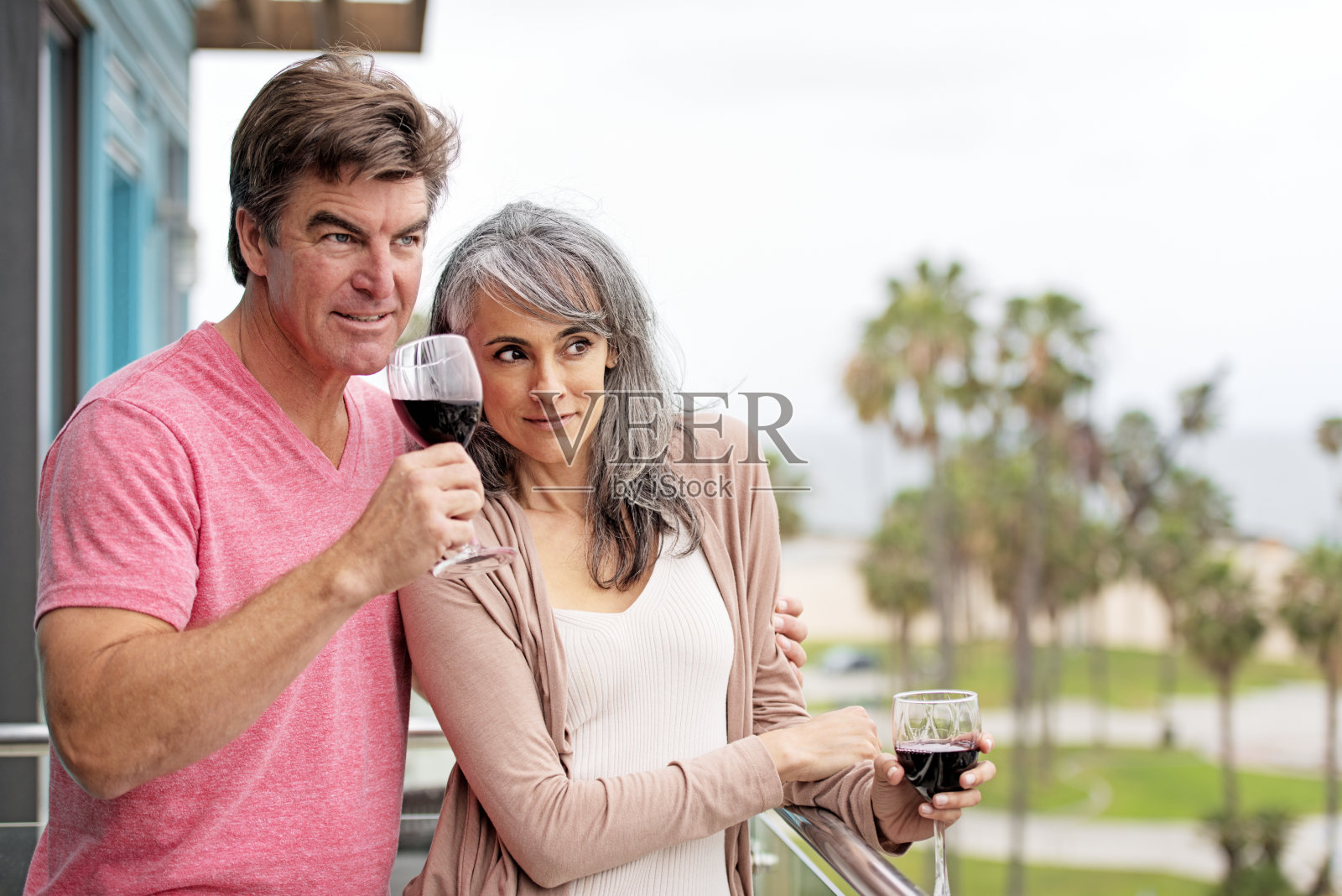 一对成熟的夫妇在阳台上喝酒照片摄影图片
