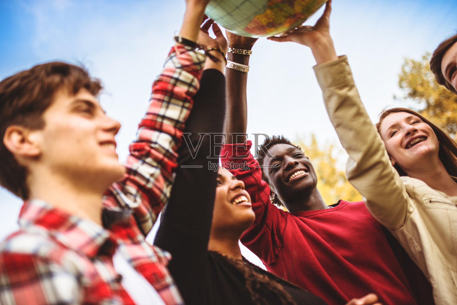 青少年在校园里走向世界照片摄影图片