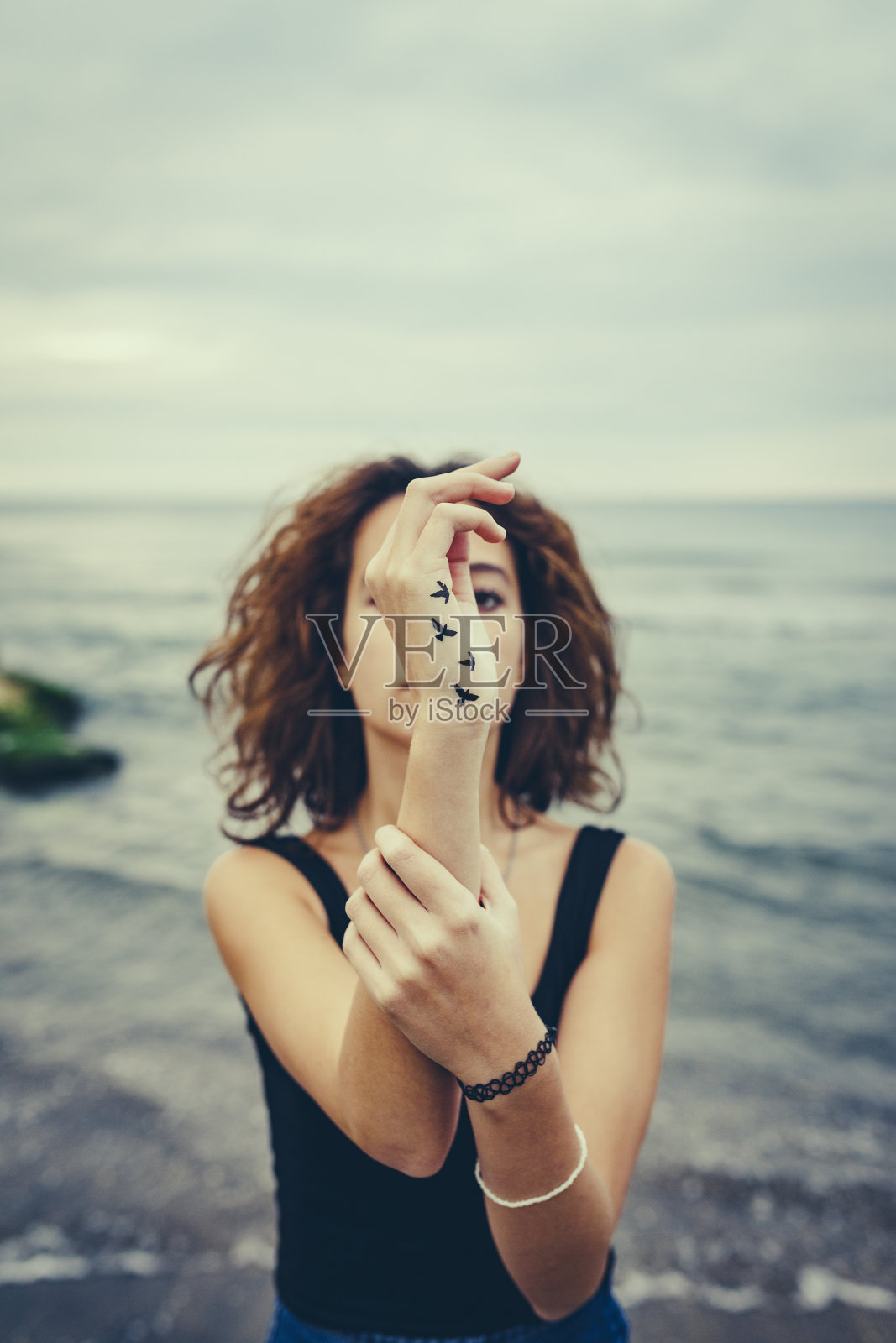 手上纹着鸟的女孩。自由的概念照片摄影图片