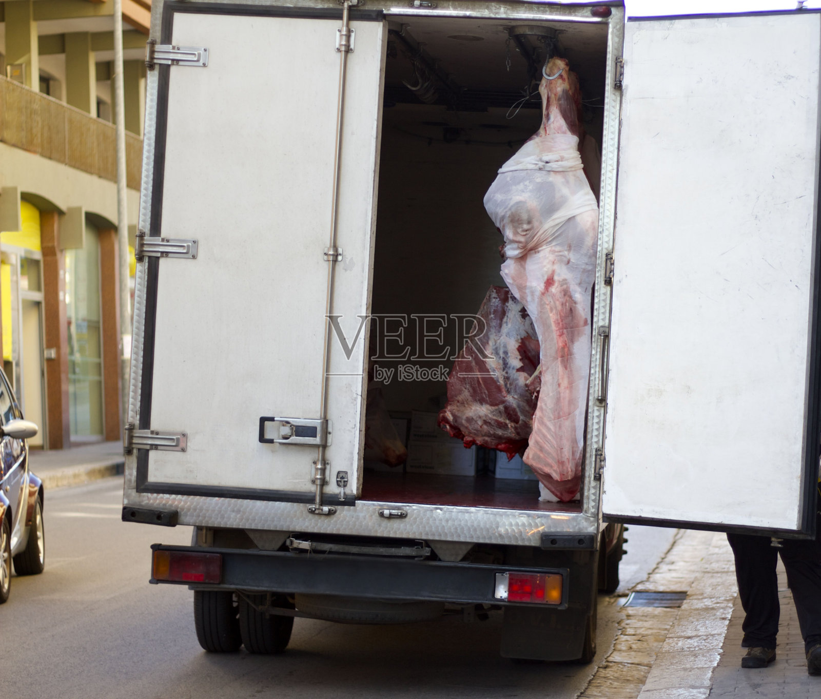 挂在白色卡车后面的牛尸体，拷贝区照片摄影图片