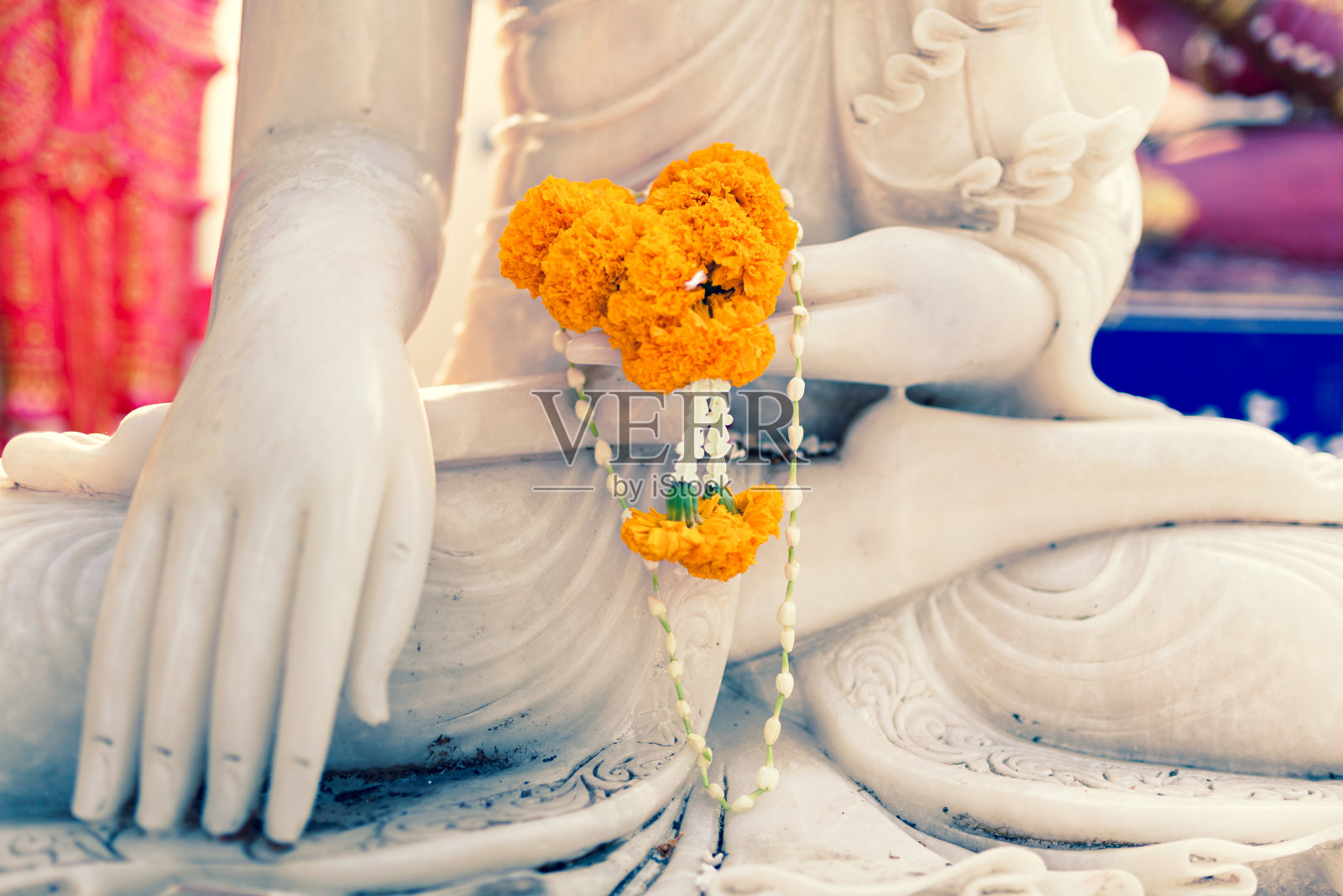 靠近佛像的手照片摄影图片