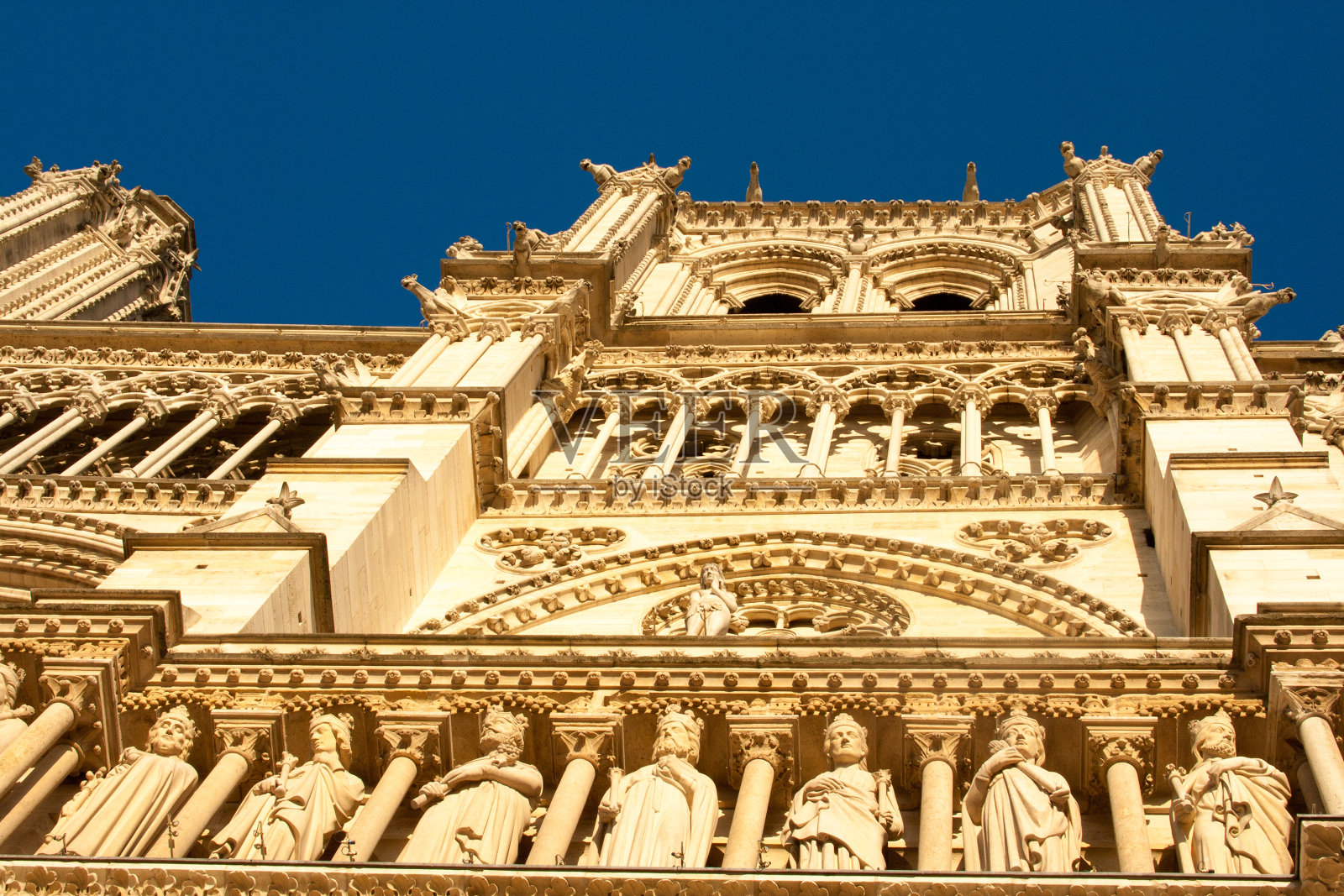 巴黎，法国:阳光照耀下的巴黎圣母院外观(特写)，蓝天照片摄影图片