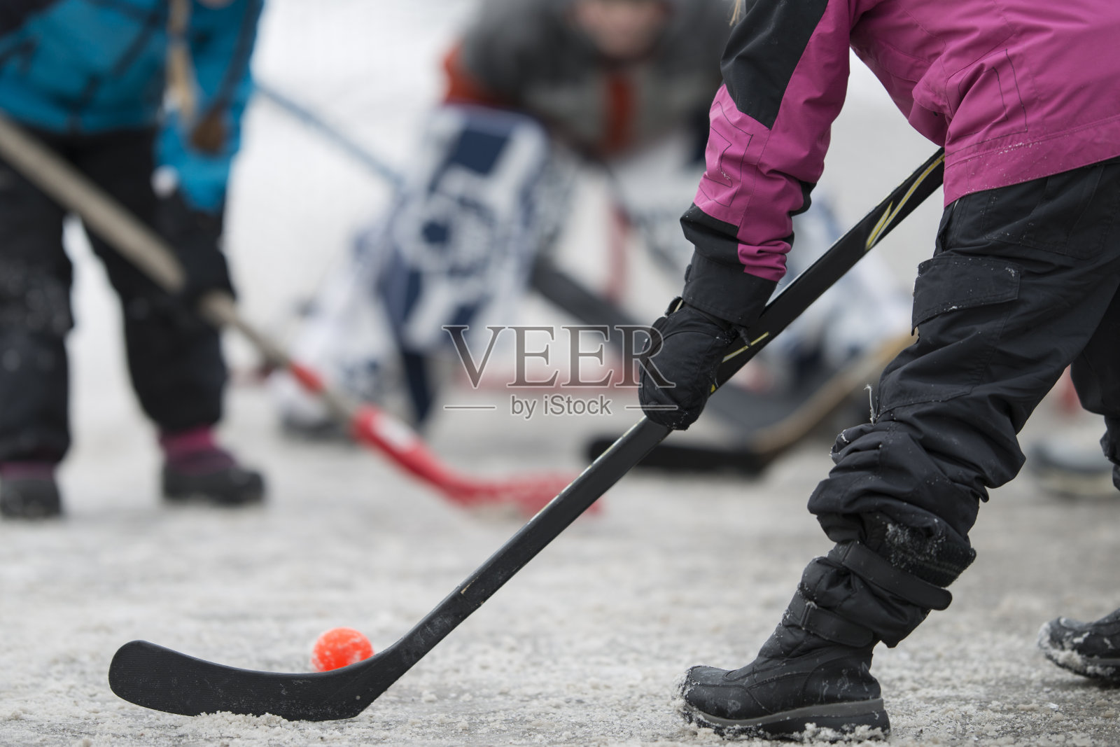 孩子们在户外打曲棍球照片摄影图片