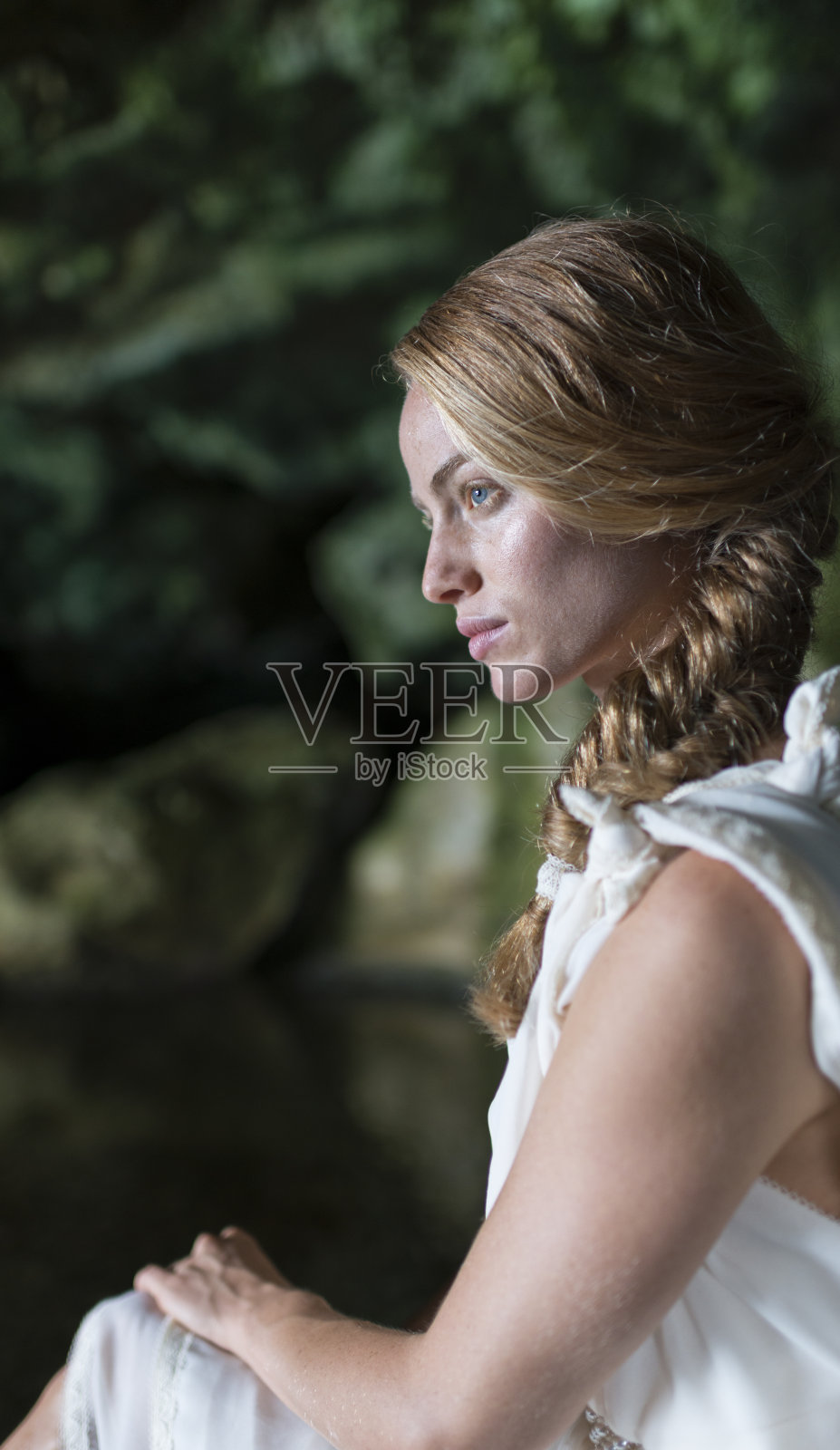 山洞里的年轻女人照片摄影图片