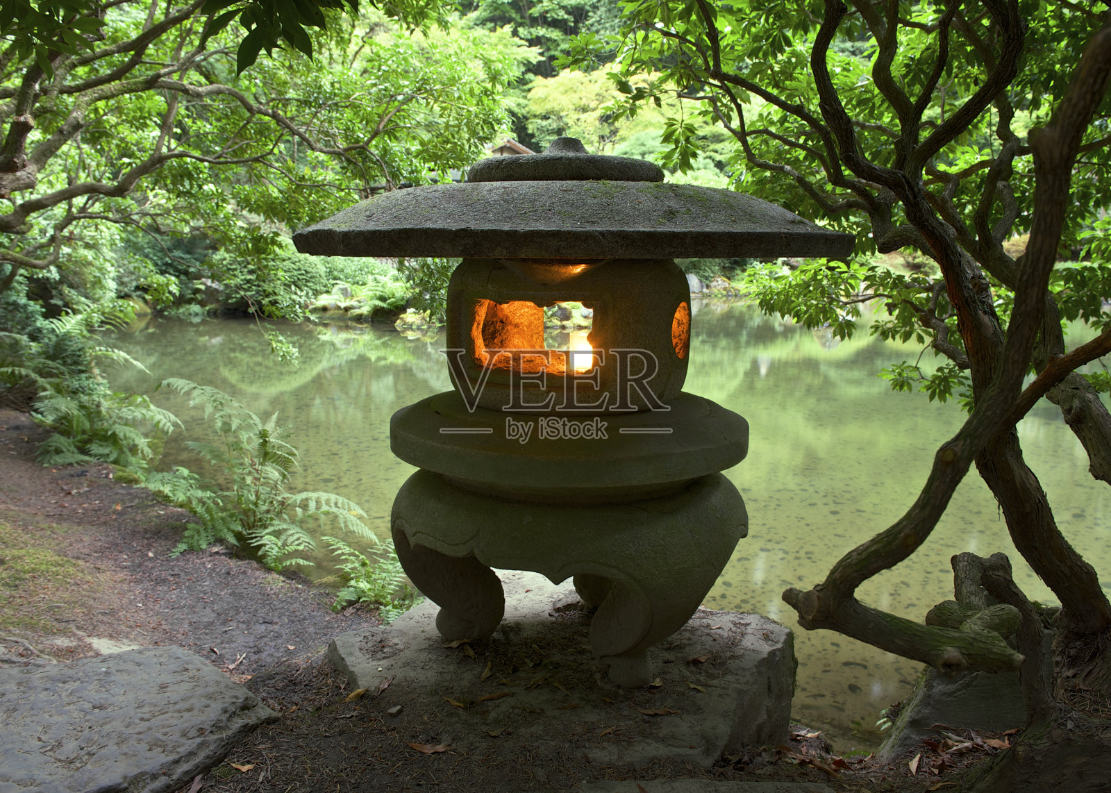 石头灯笼发光的蜡烛池塘背景波特兰日本花园俄勒冈州照片摄影图片