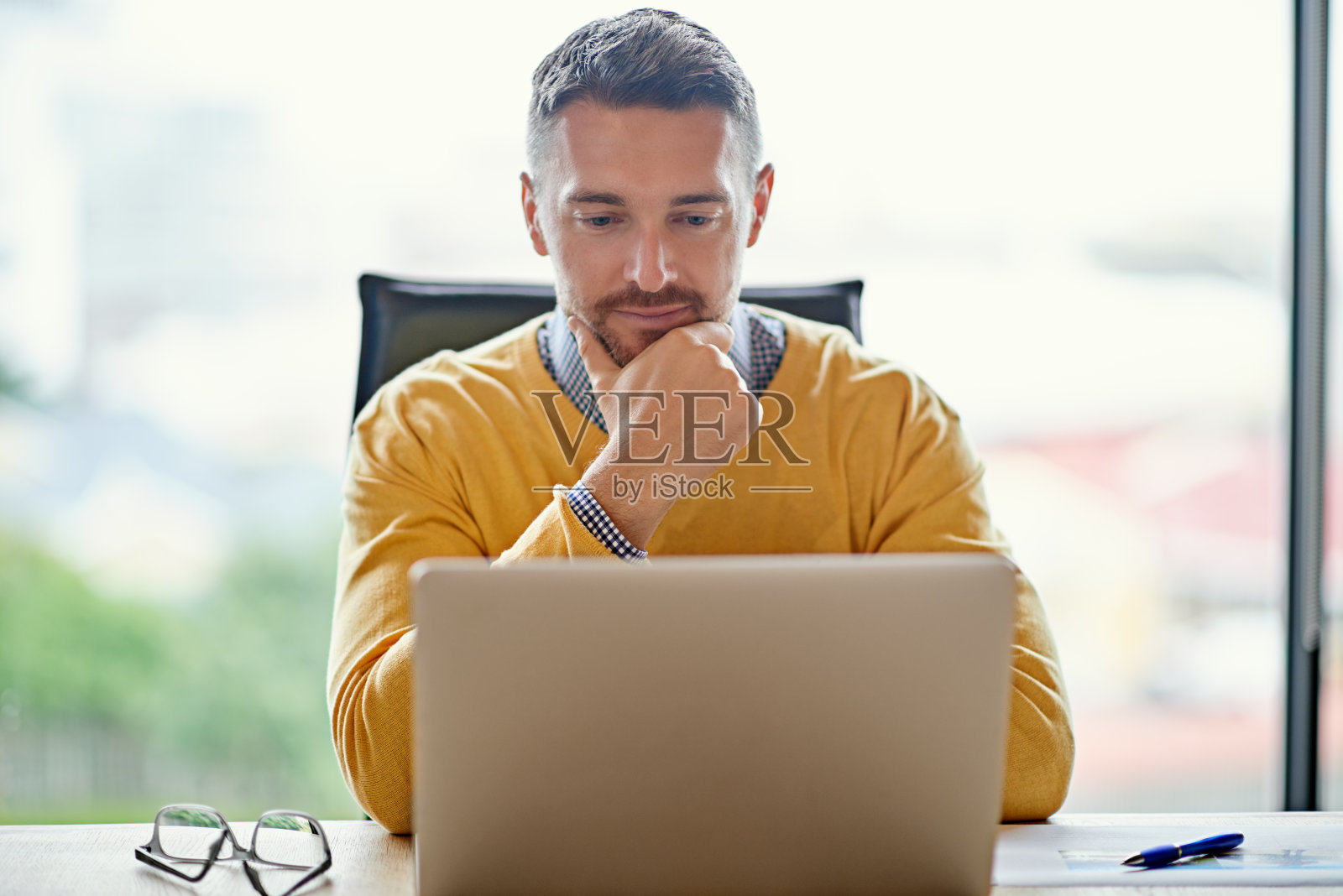 他有很多事要想照片摄影图片