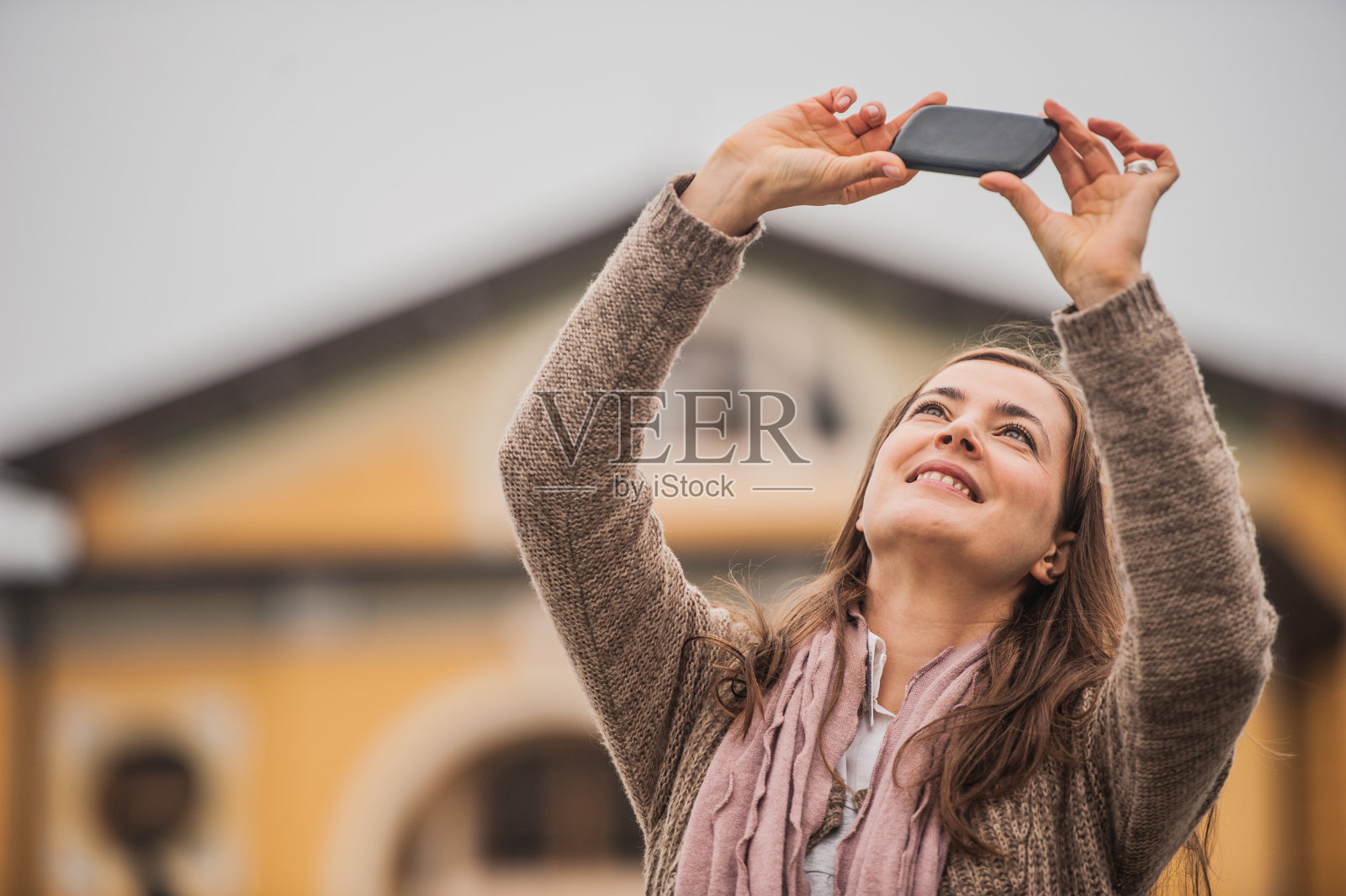 中年妇女在城市里自拍照片摄影图片