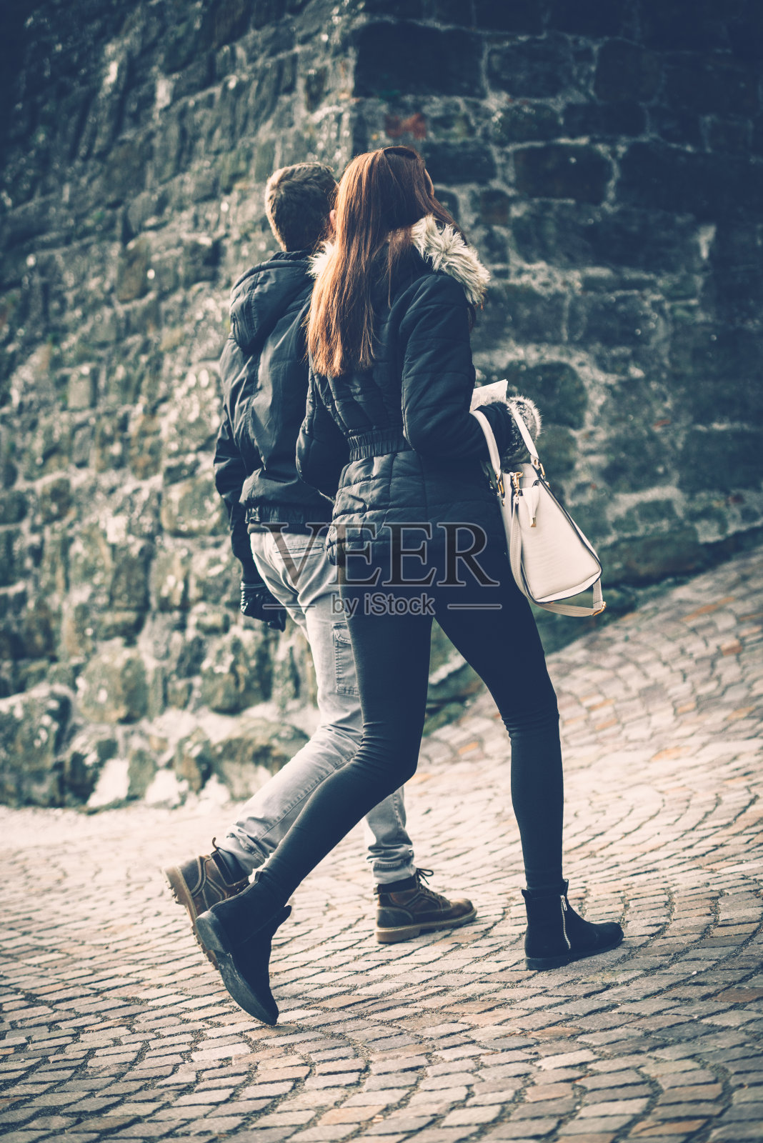 城市里的年轻白种夫妇照片摄影图片