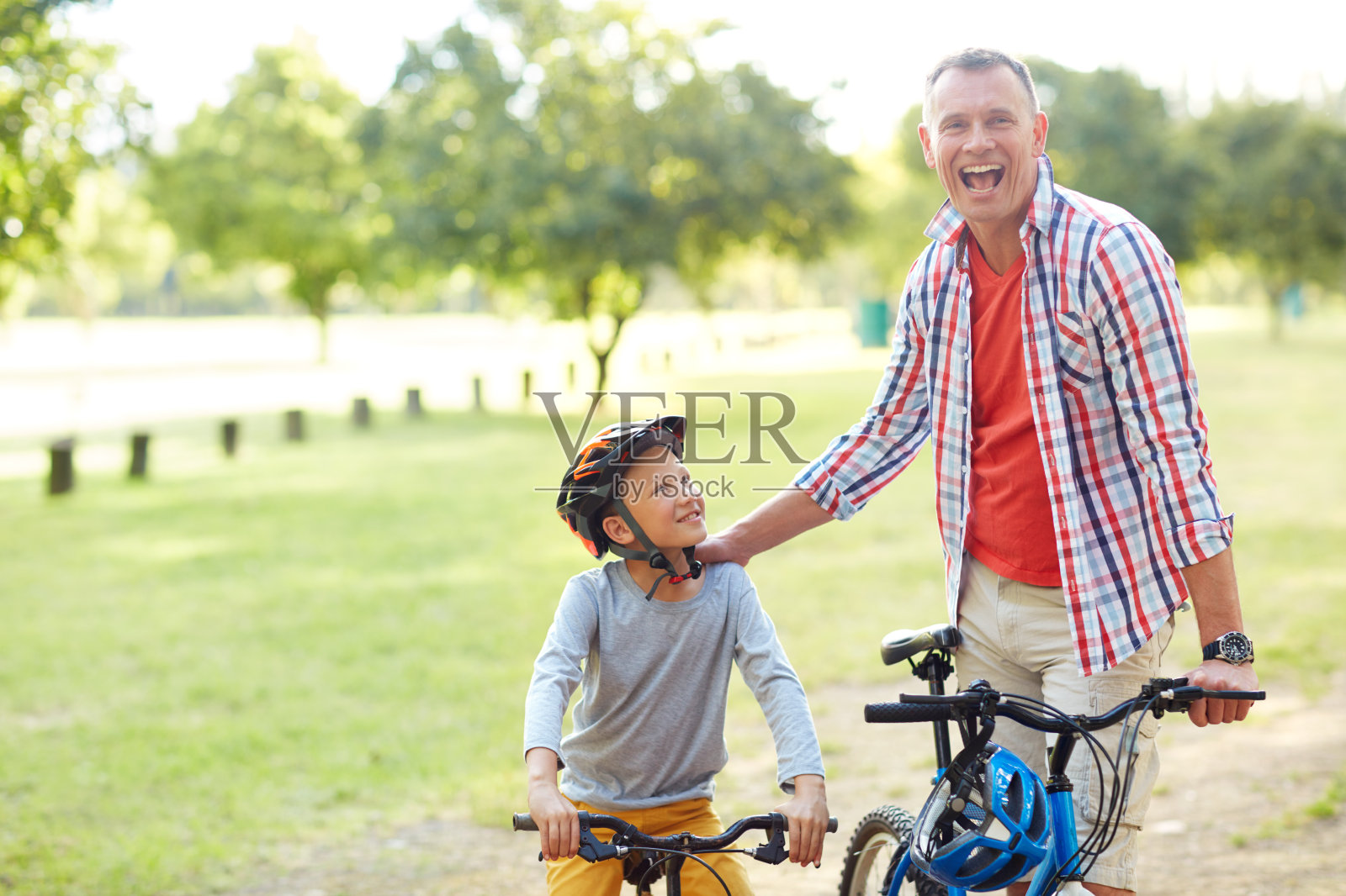 他现在骑得比我好!照片摄影图片