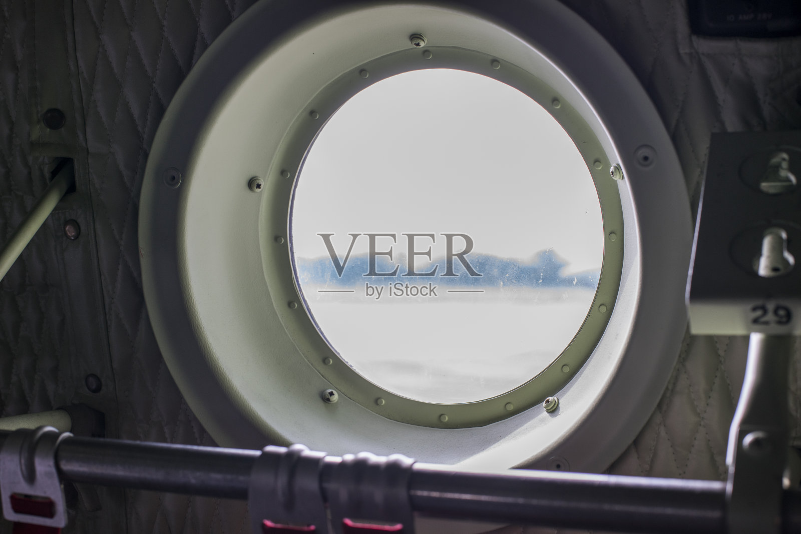 窗口军用运输机照片摄影图片