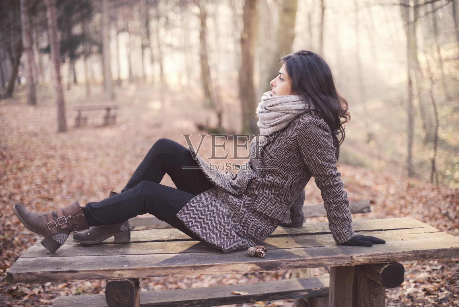 美丽的年轻女士在大自然中放松照片摄影图片