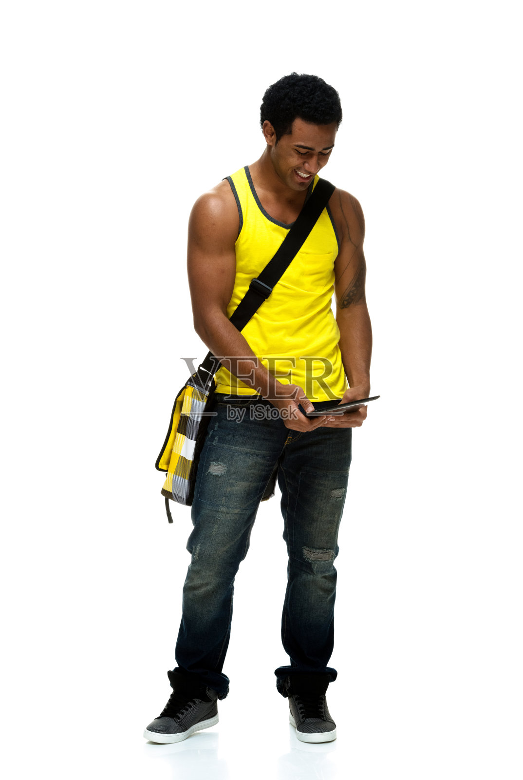 微笑的学生使用平板电脑照片摄影图片