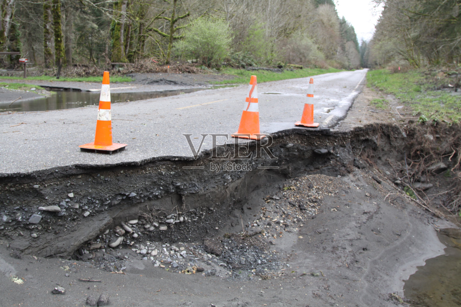 毁灭性的道路冲刷照片摄影图片