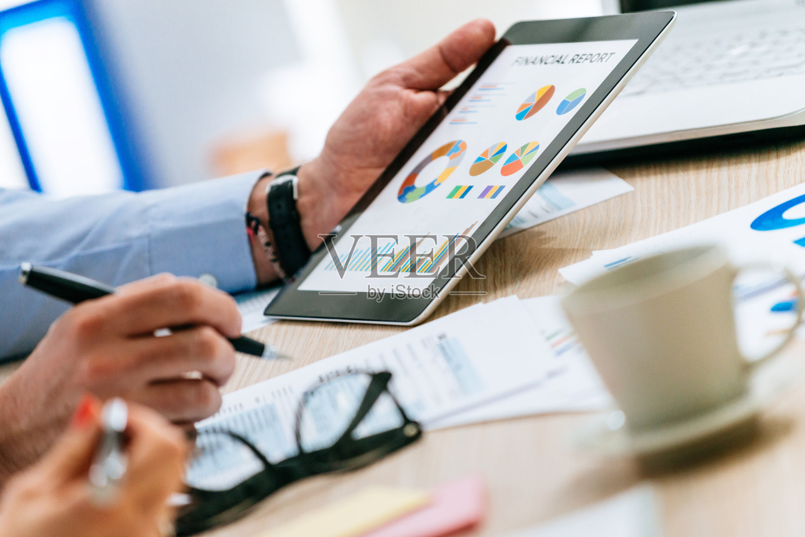 与办公室的两名业务人员进行团队合作，并进行业务分析照片摄影图片