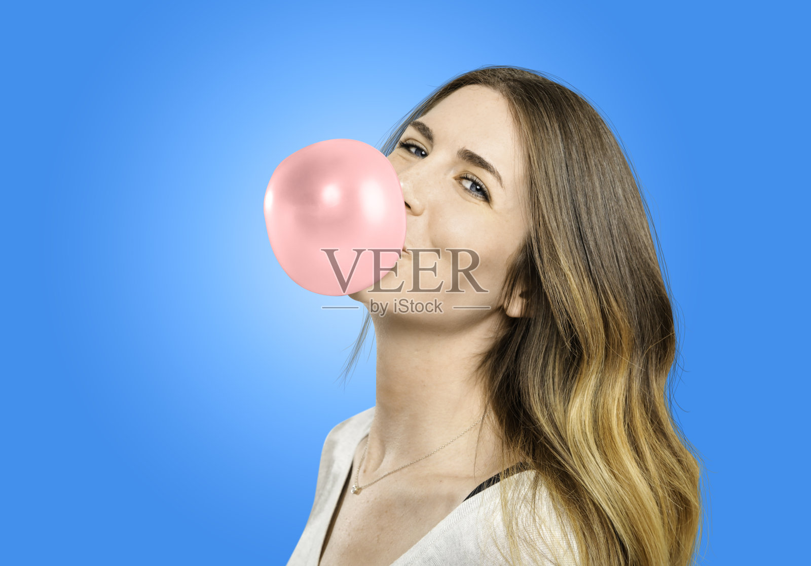 吹粉红色泡沫照片摄影图片