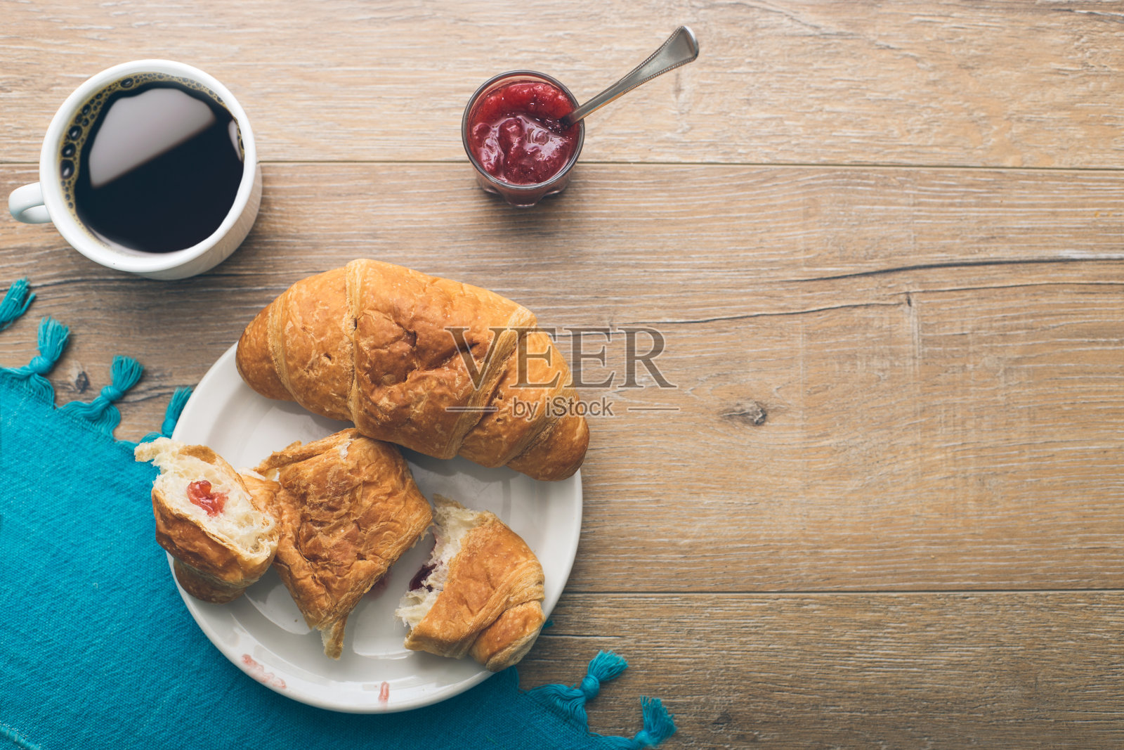 黑咖啡，草莓酱和羊角面包早餐。从上面照片摄影图片