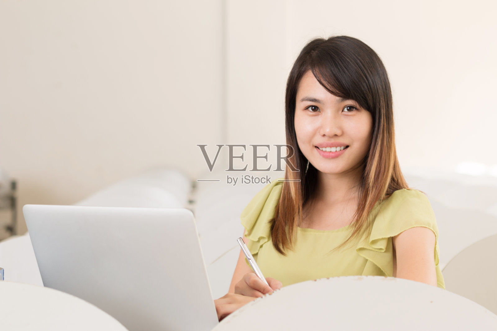 亚洲女孩在教室里用笔记本学习照片摄影图片