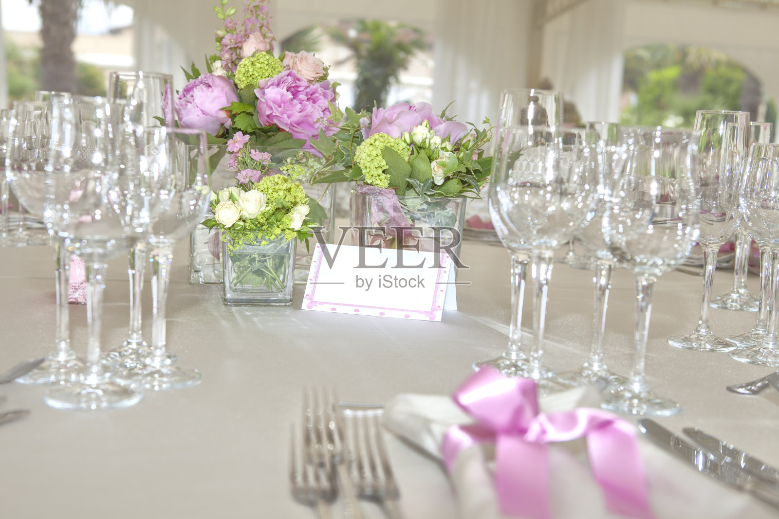 为聚会准备的餐桌照片摄影图片