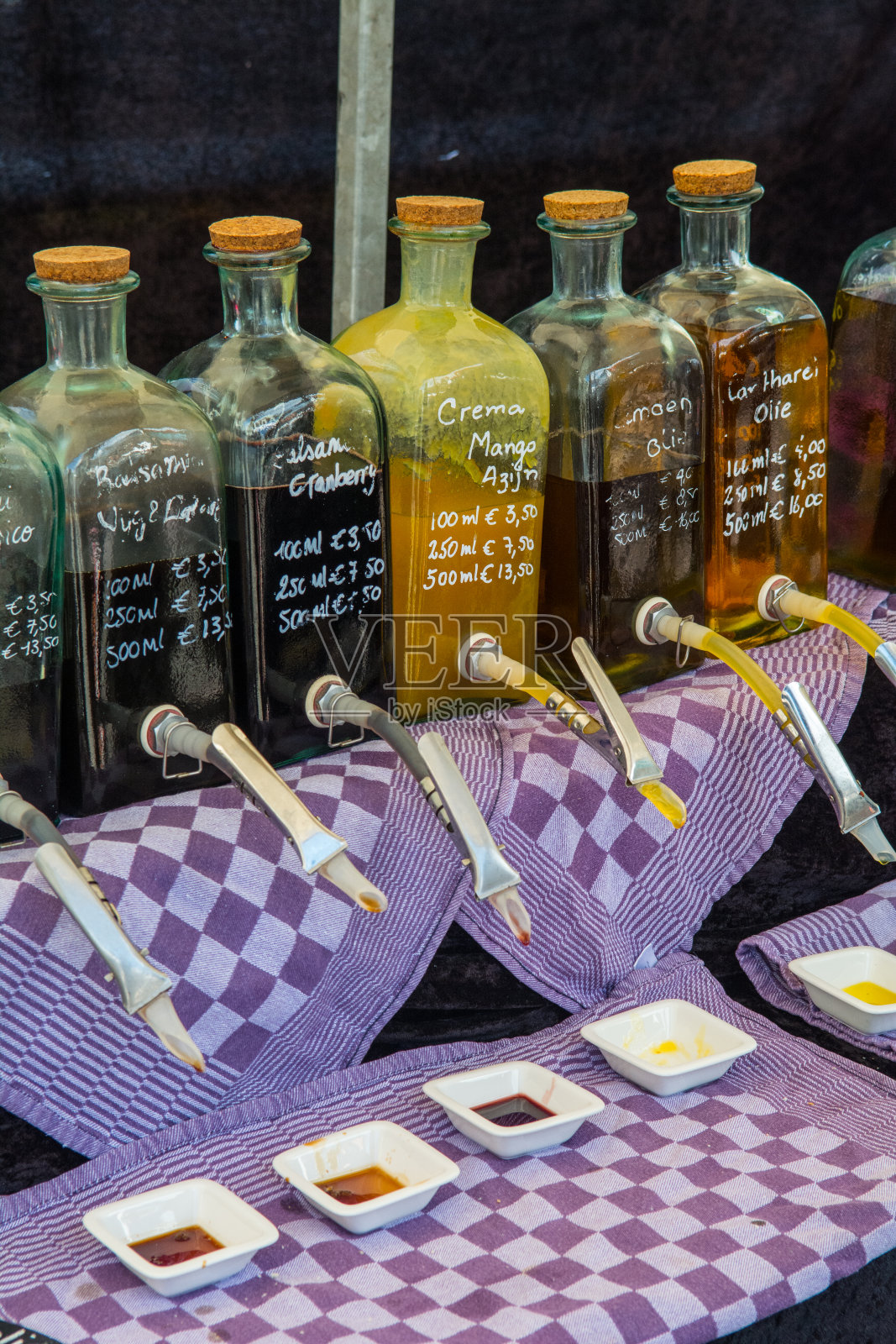 工匠市场上的油和醋照片摄影图片