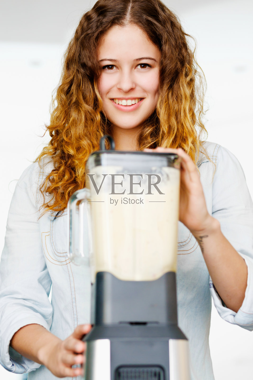 年轻的丽人忙着在家打杂照片摄影图片