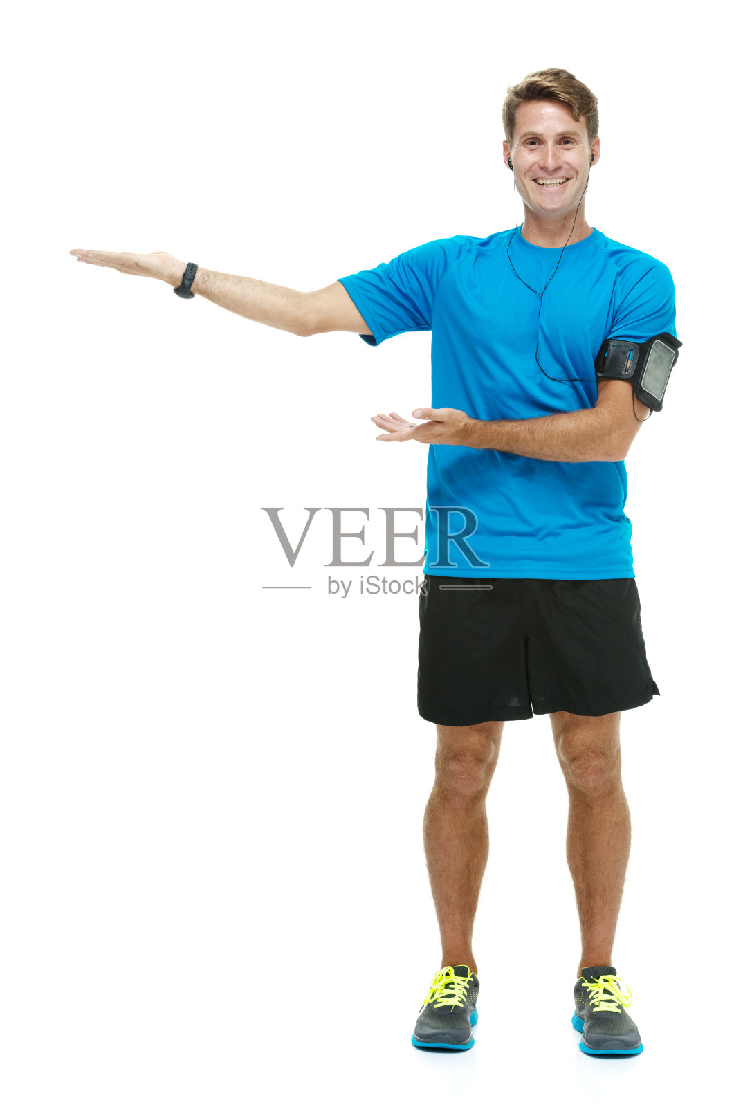 微笑的男跑者呈现照片摄影图片