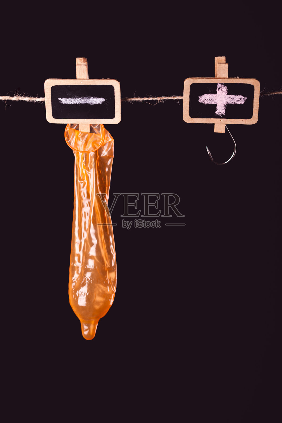 避孕套挂在绳子上晾干照片摄影图片