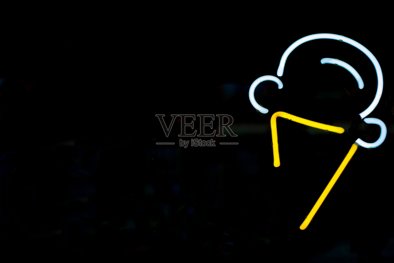 霓虹冰淇淋蛋筒标志的黑色背景/窗户照片摄影图片