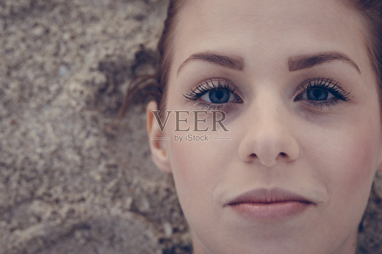 直视镜头的性感女人照片摄影图片