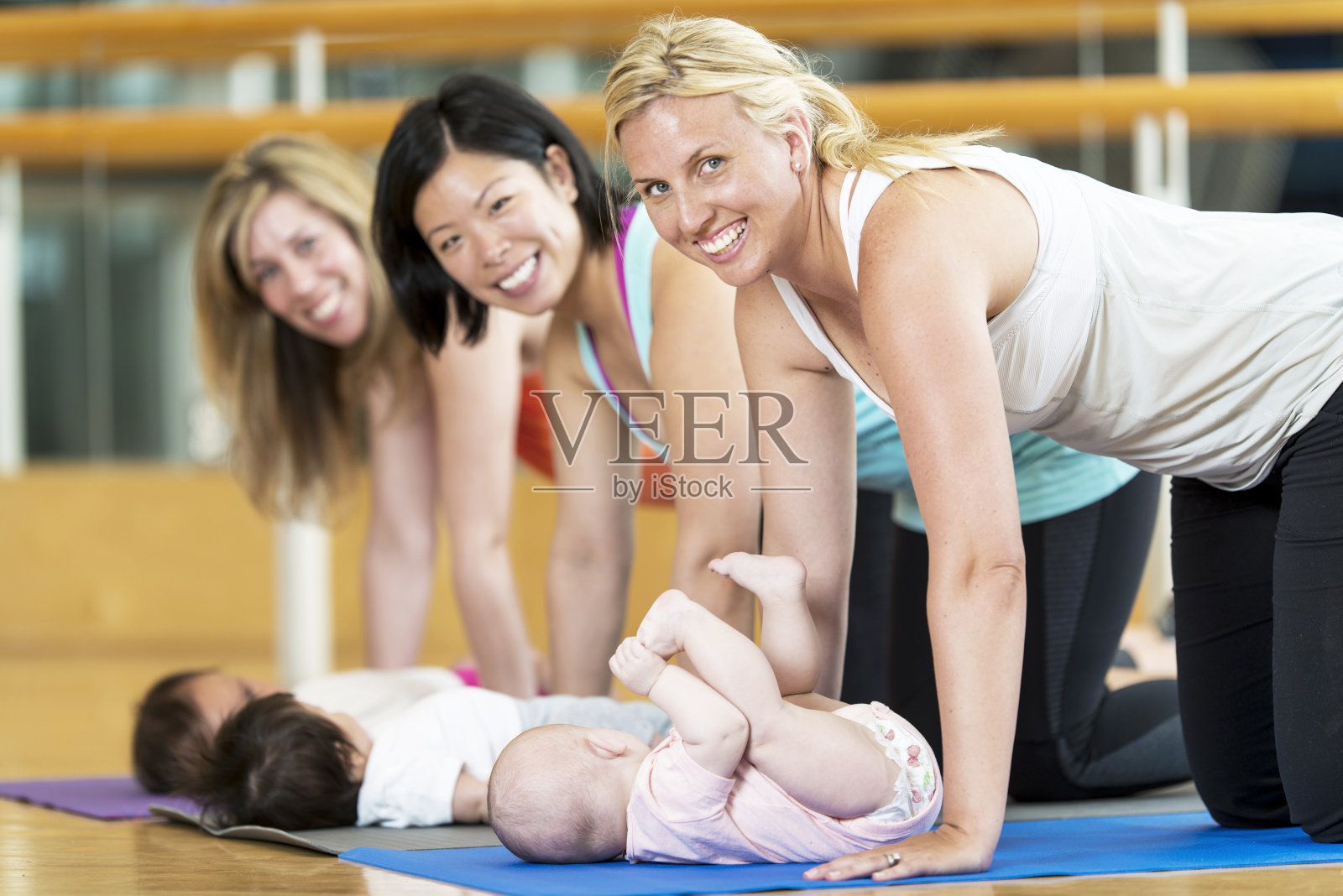 婴儿和妈妈锻炼照片摄影图片