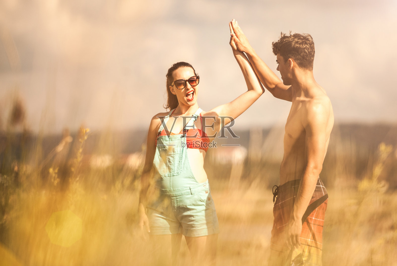 年轻好玩的夫妇有乐趣在夏天的时间照片摄影图片