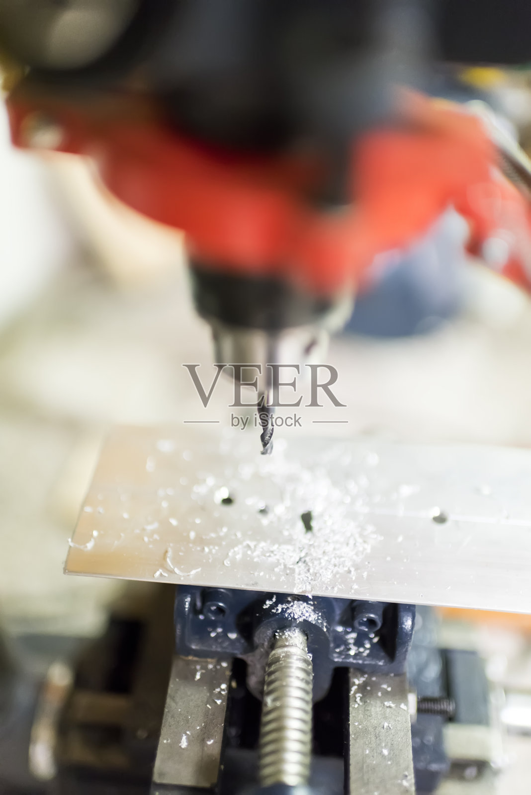 用轧机加工金属的近距离过程照片摄影图片