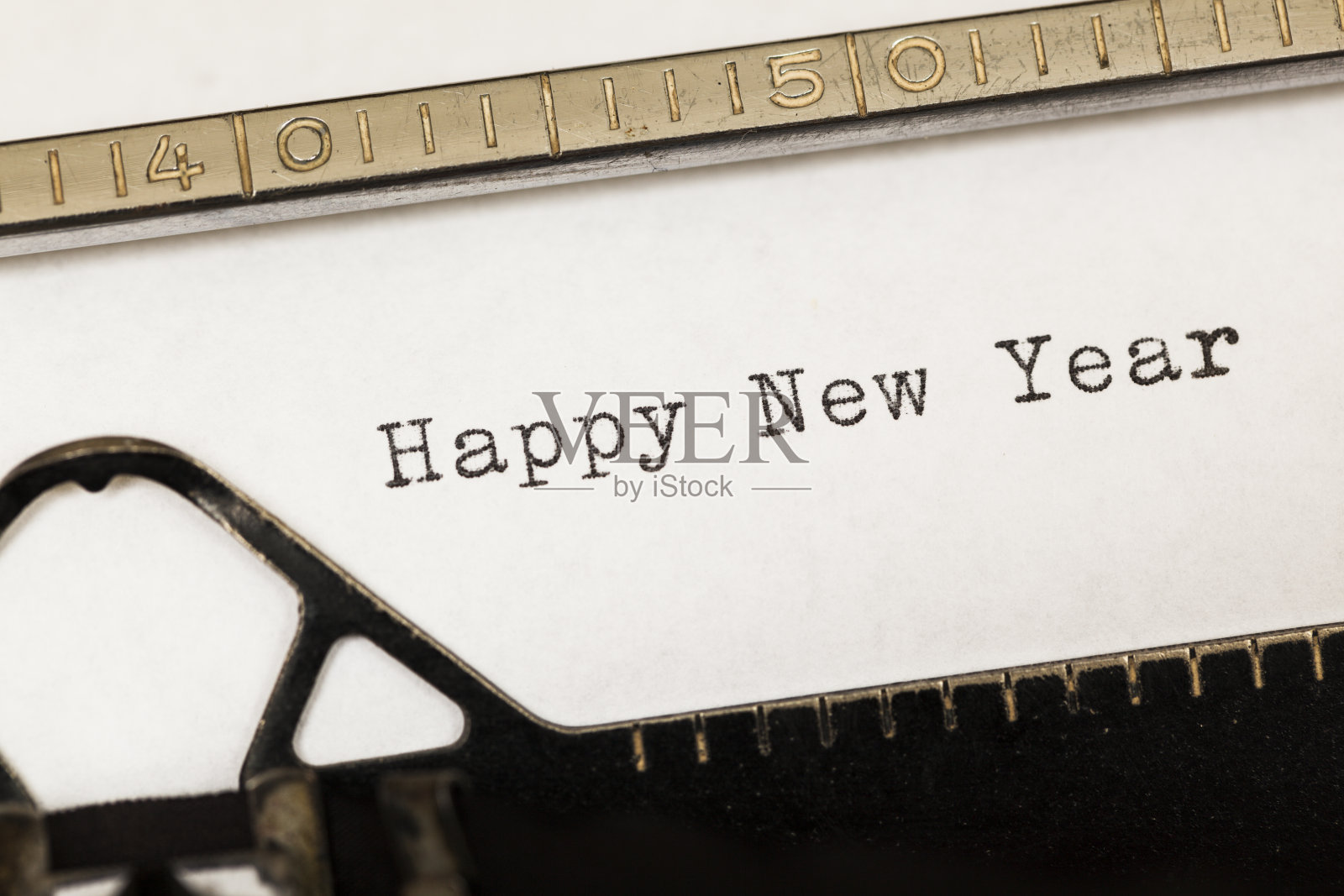 用旧打字机写的新年快乐。照片摄影图片