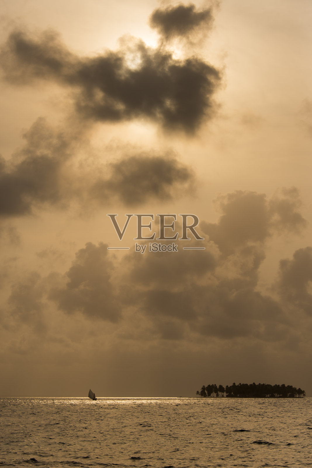 小渔船和热带岛屿照片摄影图片