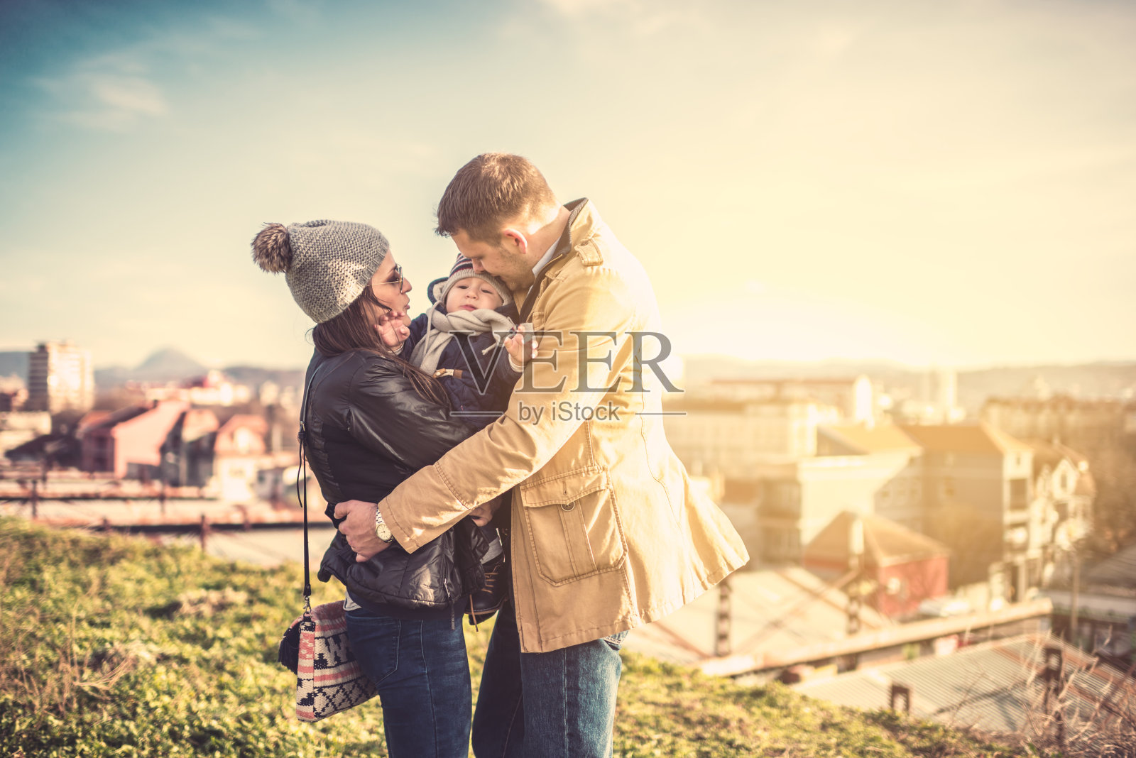 快乐的年轻家庭户外活动照片摄影图片