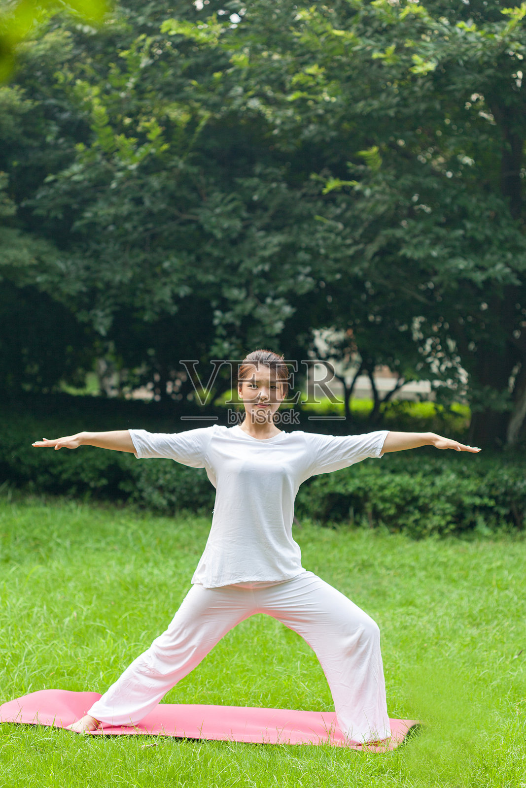 年轻的运动女孩做瑜伽照片摄影图片