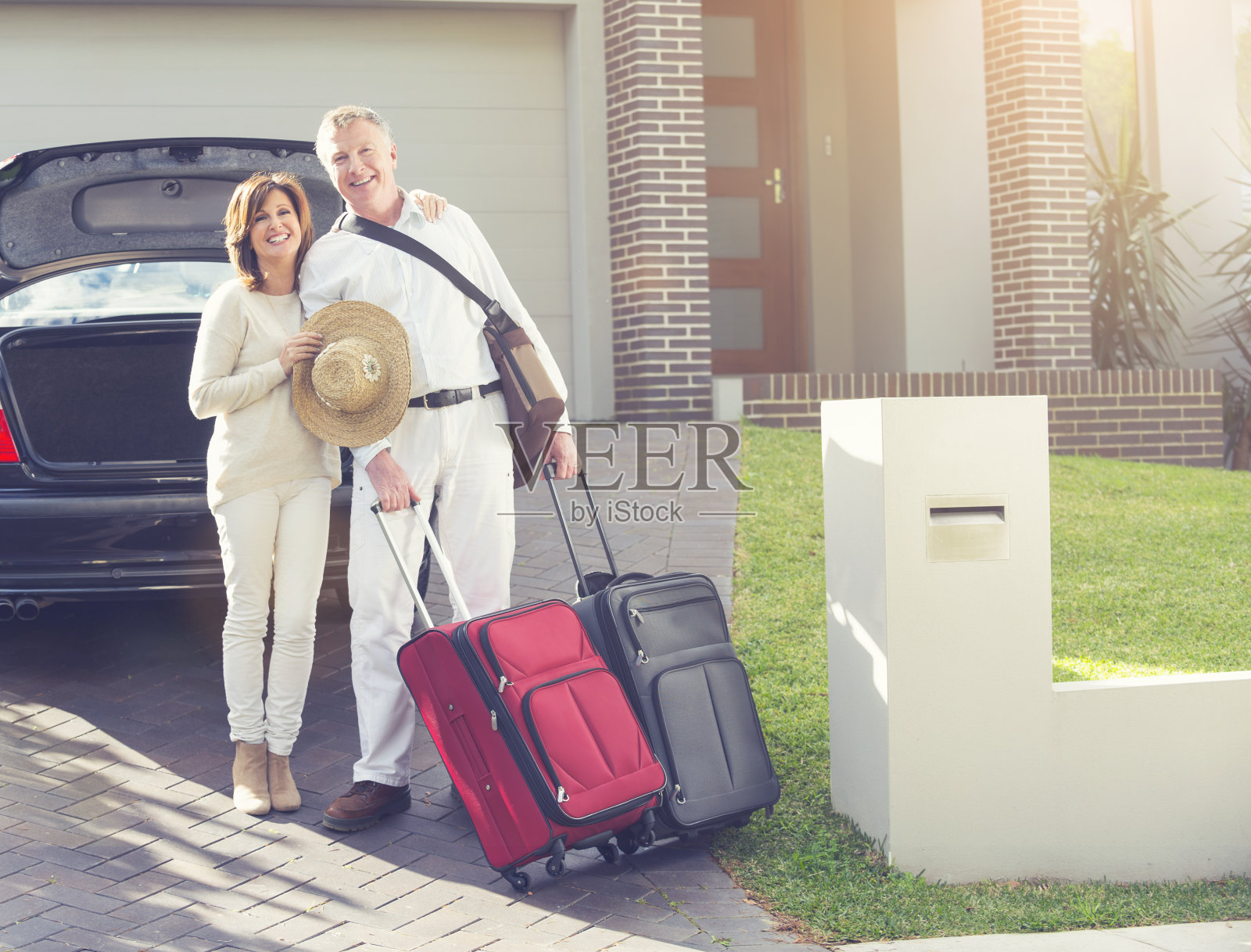 一对成熟的夫妇要去旅行。照片摄影图片