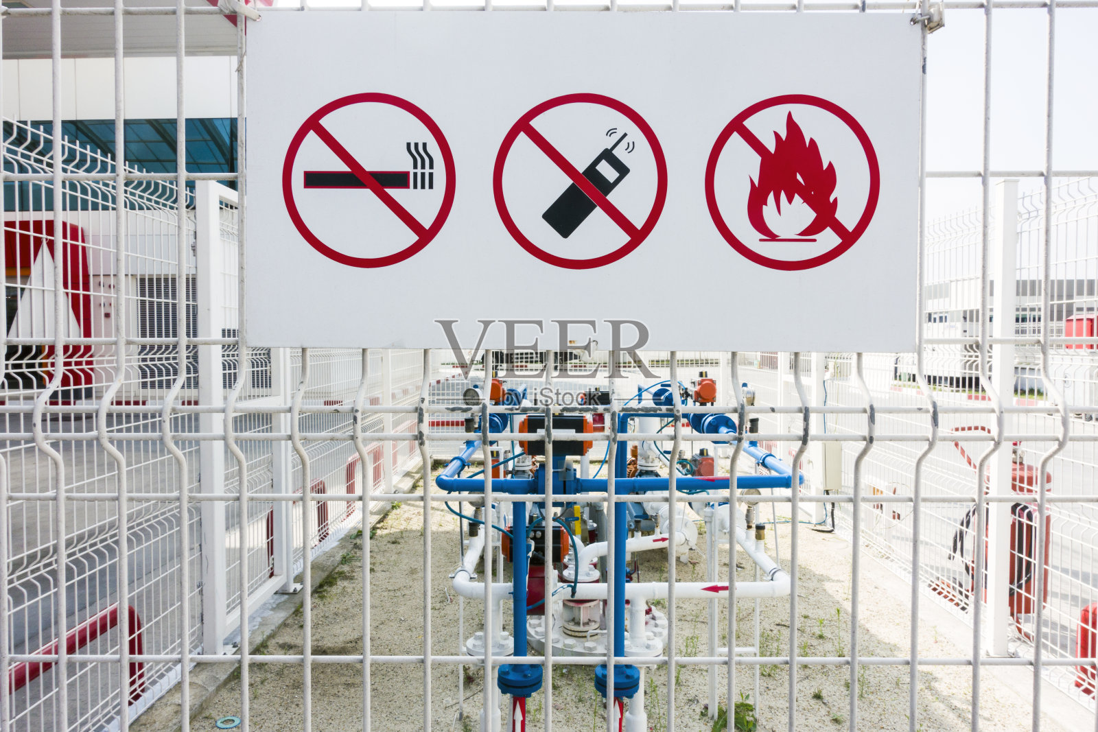 石油气罐围栏上的警告标志照片摄影图片