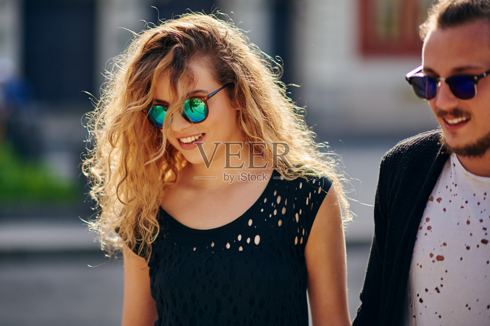 可爱的年轻夫妇在城市里拥抱照片摄影图片