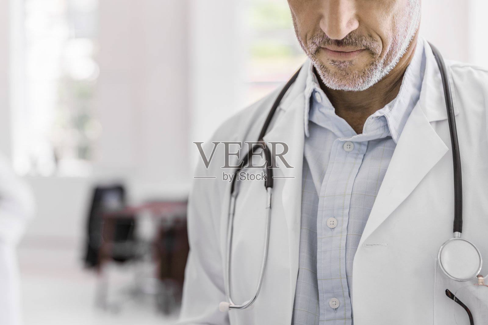 男医生站在诊所里照片摄影图片