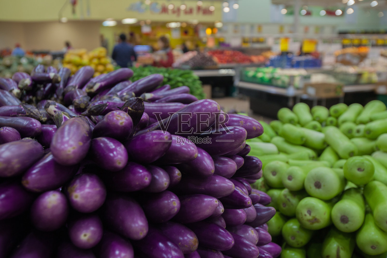 新鲜的茄子和西葫芦在东方杂货店展出照片摄影图片